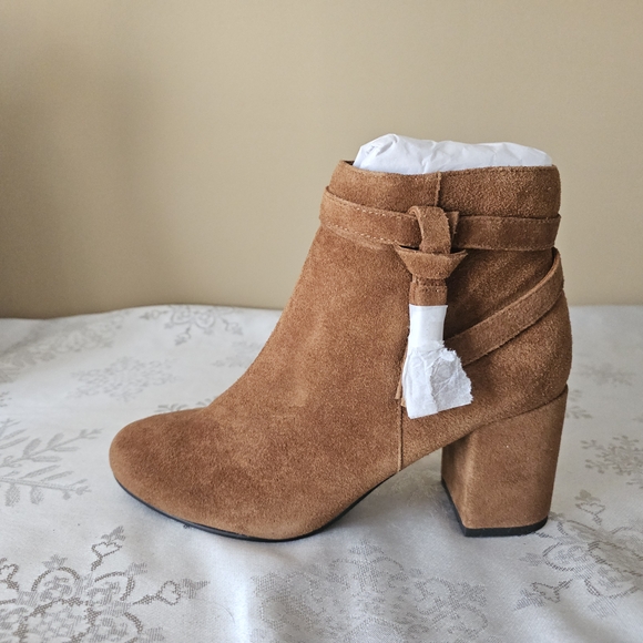 Le Chateau Ankle Boots Cognac Suede NWT Style Y076 Sz 8 - Picture 6 of 15